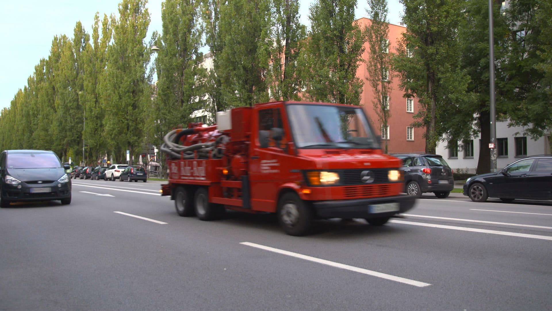 Rohr-Royal Saugfahrzeug im Einsatz auf einer Münchner Straße