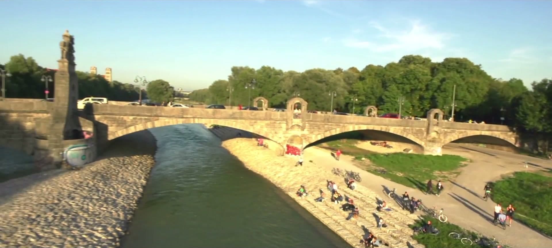 Luftaufnahme der Isar in München im Abendlicht