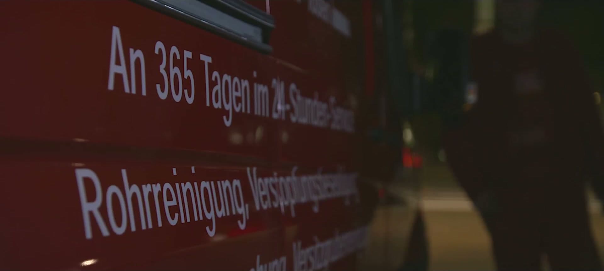 Rohr-Royal Einsatzfahrzeug bei Nacht — an 365 Tagen im 24-Stunden-Service