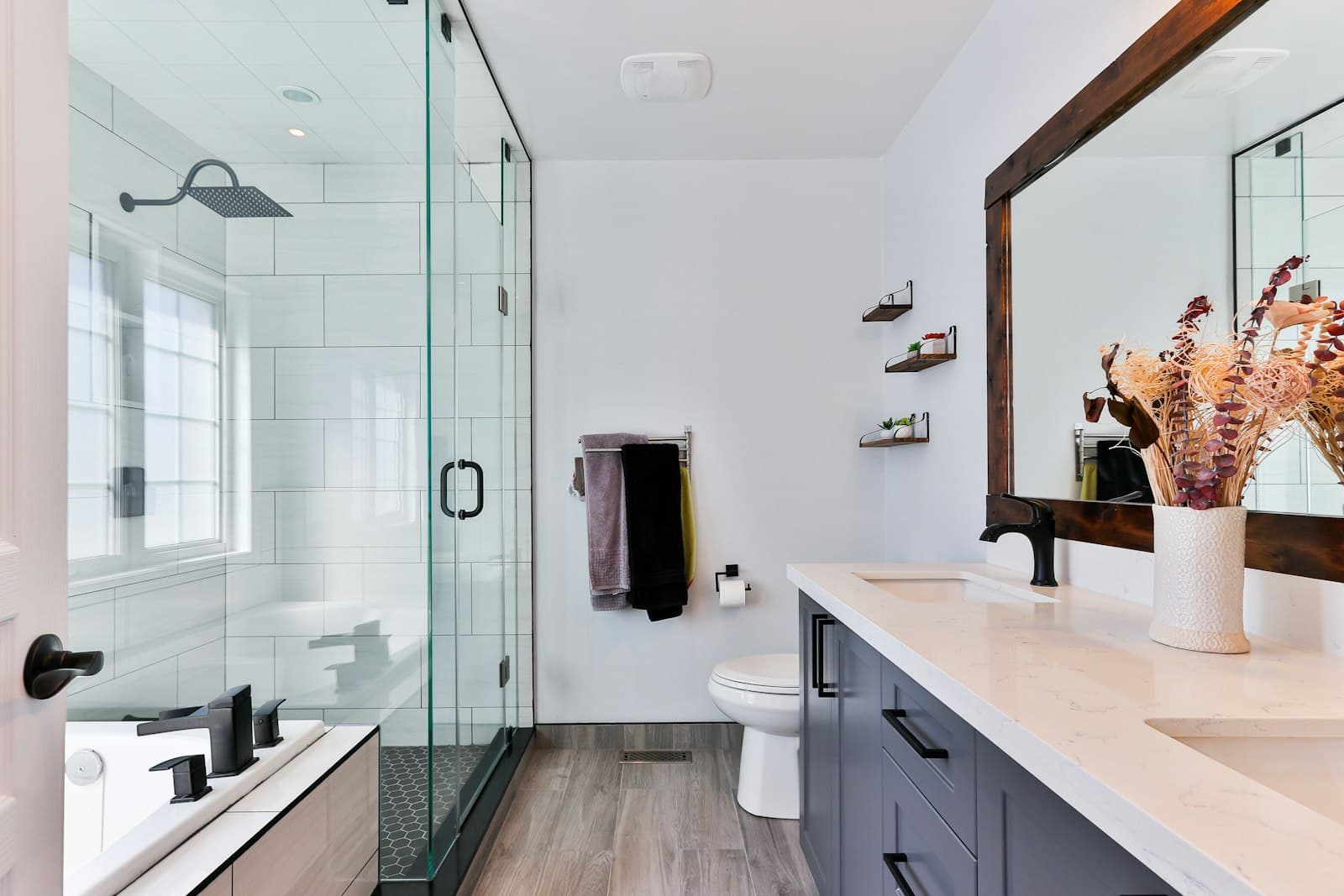 Modernes Badezimmer — Rohrreinigung für private Haushalte