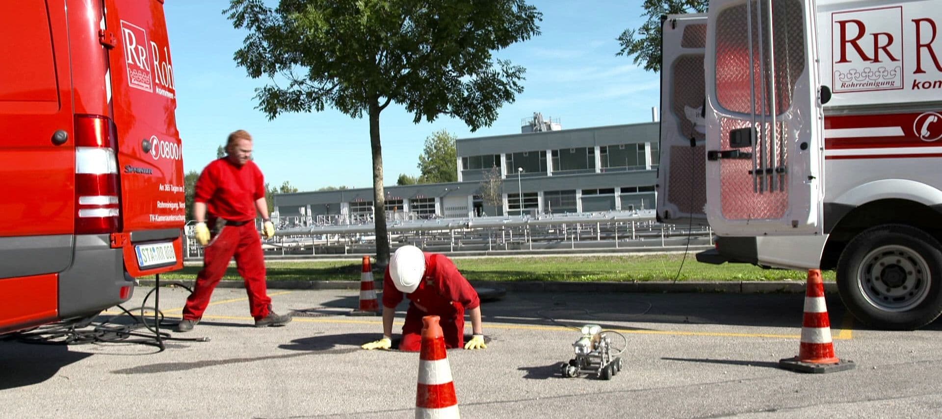 Rohr-Royal Team öffnet einen Schacht — Einsatz mit TV-Kamera-Roboter vor Ort