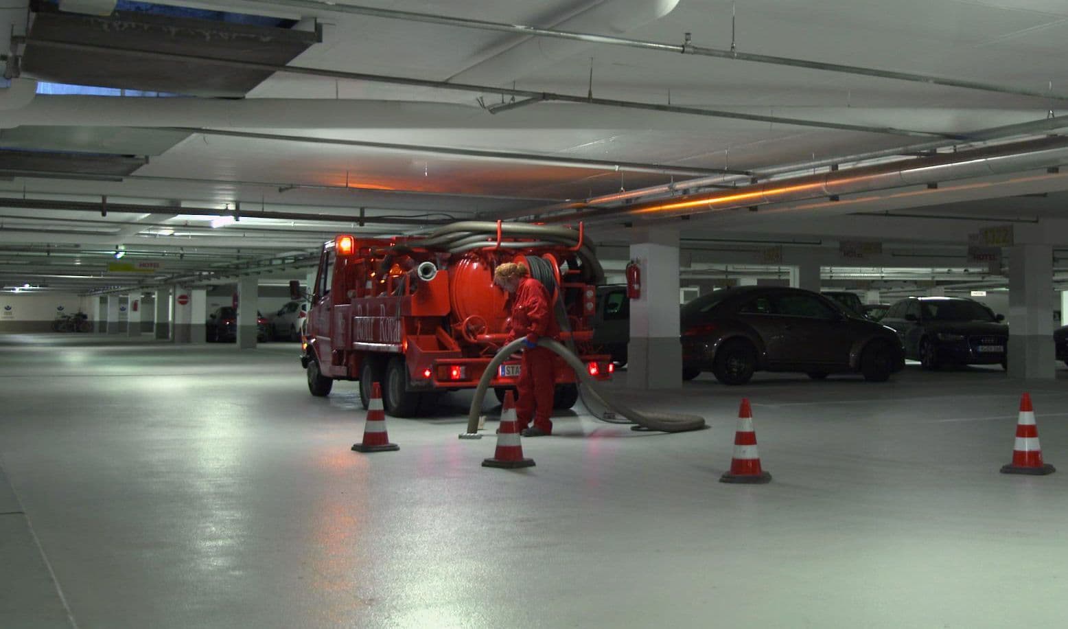 Rohr-Royal Einsatzfahrzeug bei der Reinigung von Abläufen in einer Tiefgarage