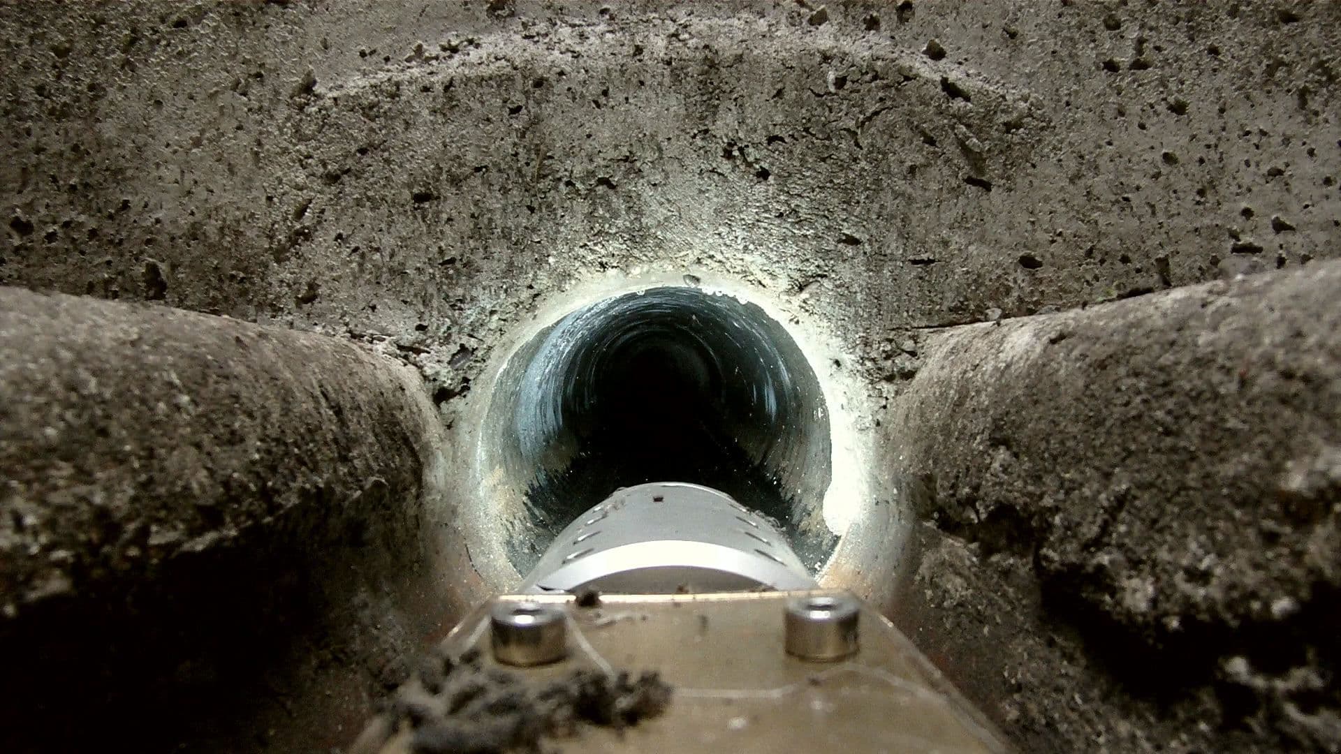 Original-Aufnahme der TV-Kanalkamera: Blick in ein Abwasserrohr während der Befahrung