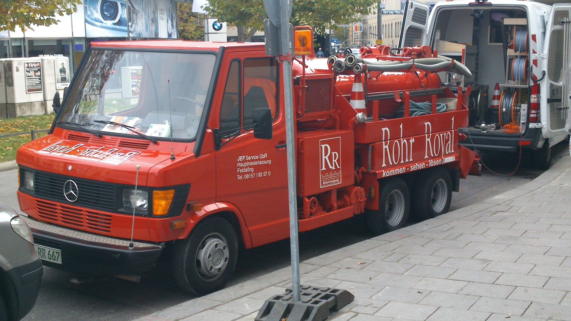 Saugwagen und Spülfahrzeug von Rohr-Royal mit geöffnetem Geräteausbau