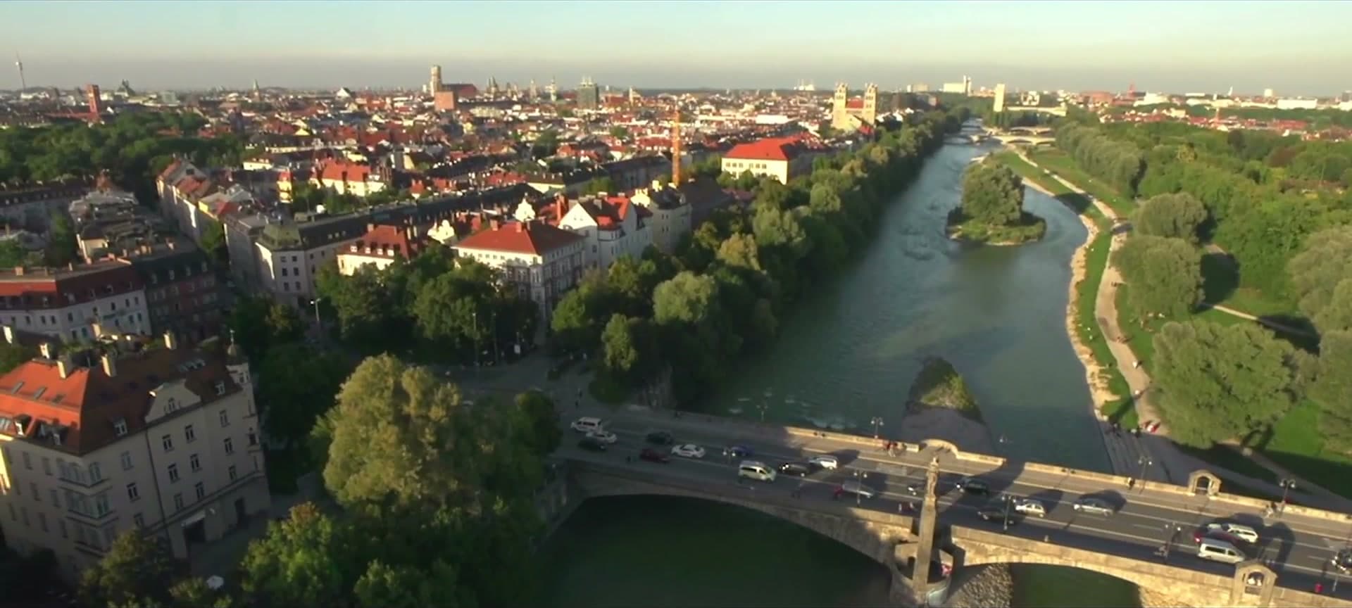 Luftaufnahme über München und die Isar im Abendlicht — mit Blick zur Frauenkirche