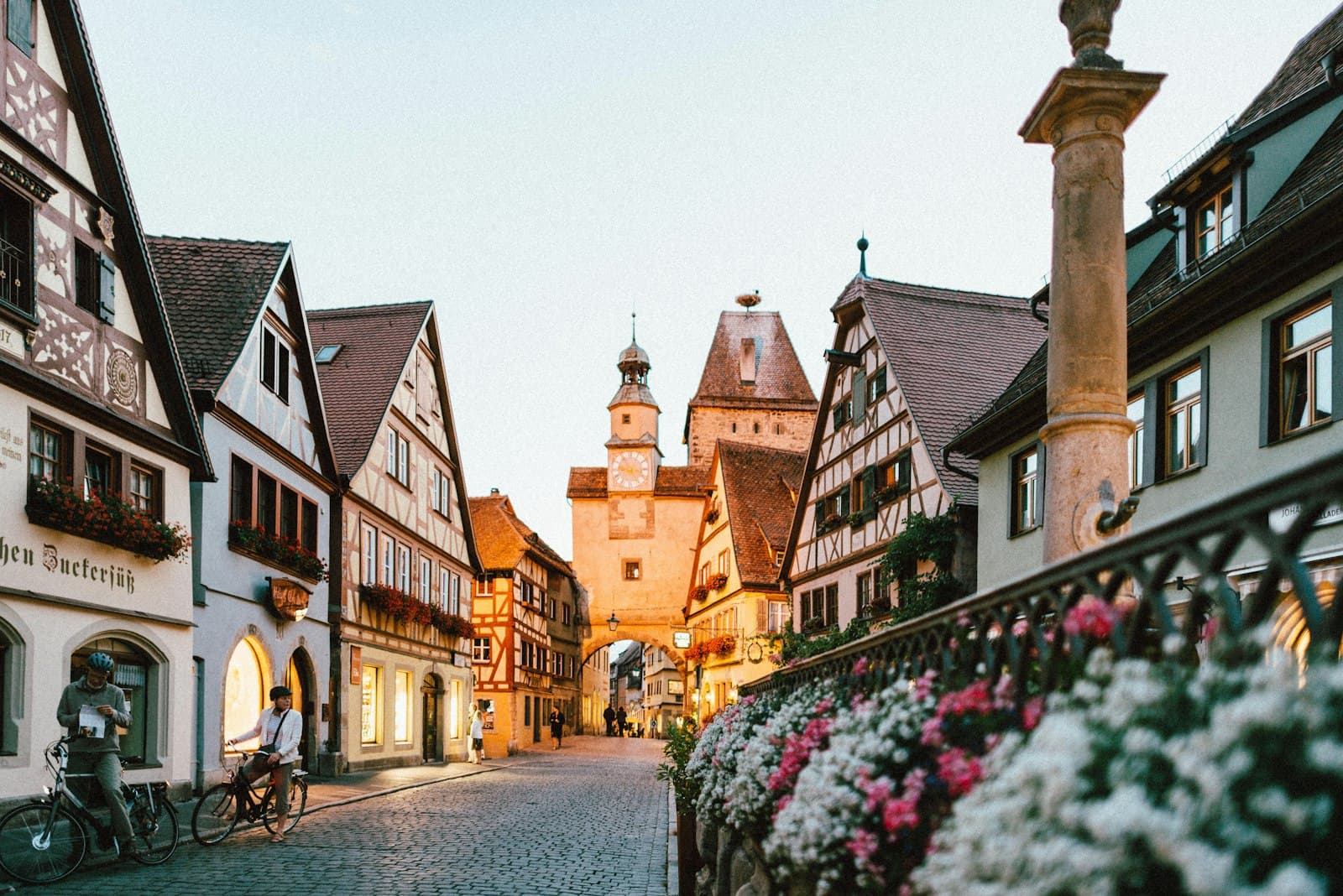 Historische bayerische Altstadtgasse mit Fachwerk (Symbolbild)