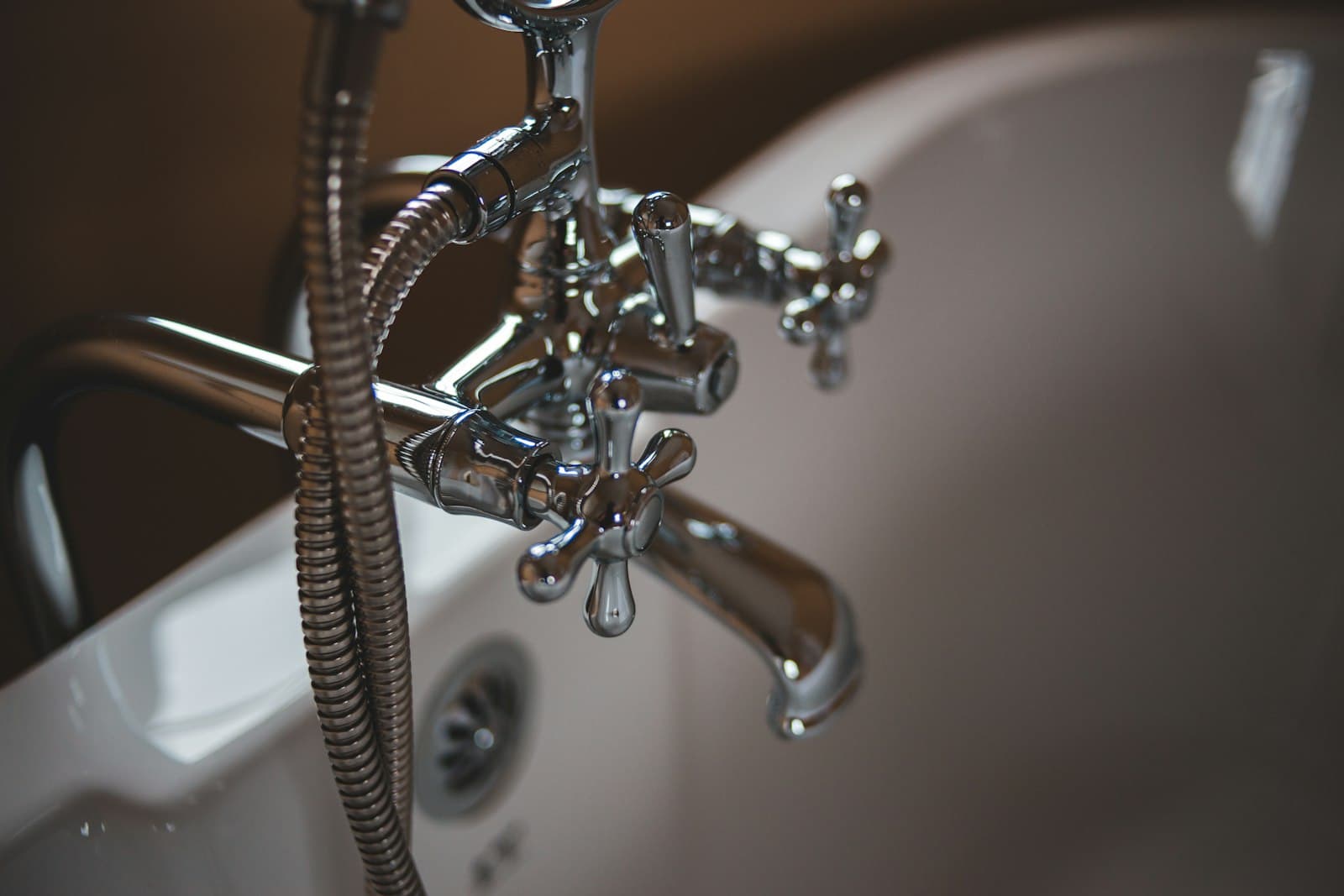 Klassische Chrom-Armatur an einer Badewanne — dichte Installationen