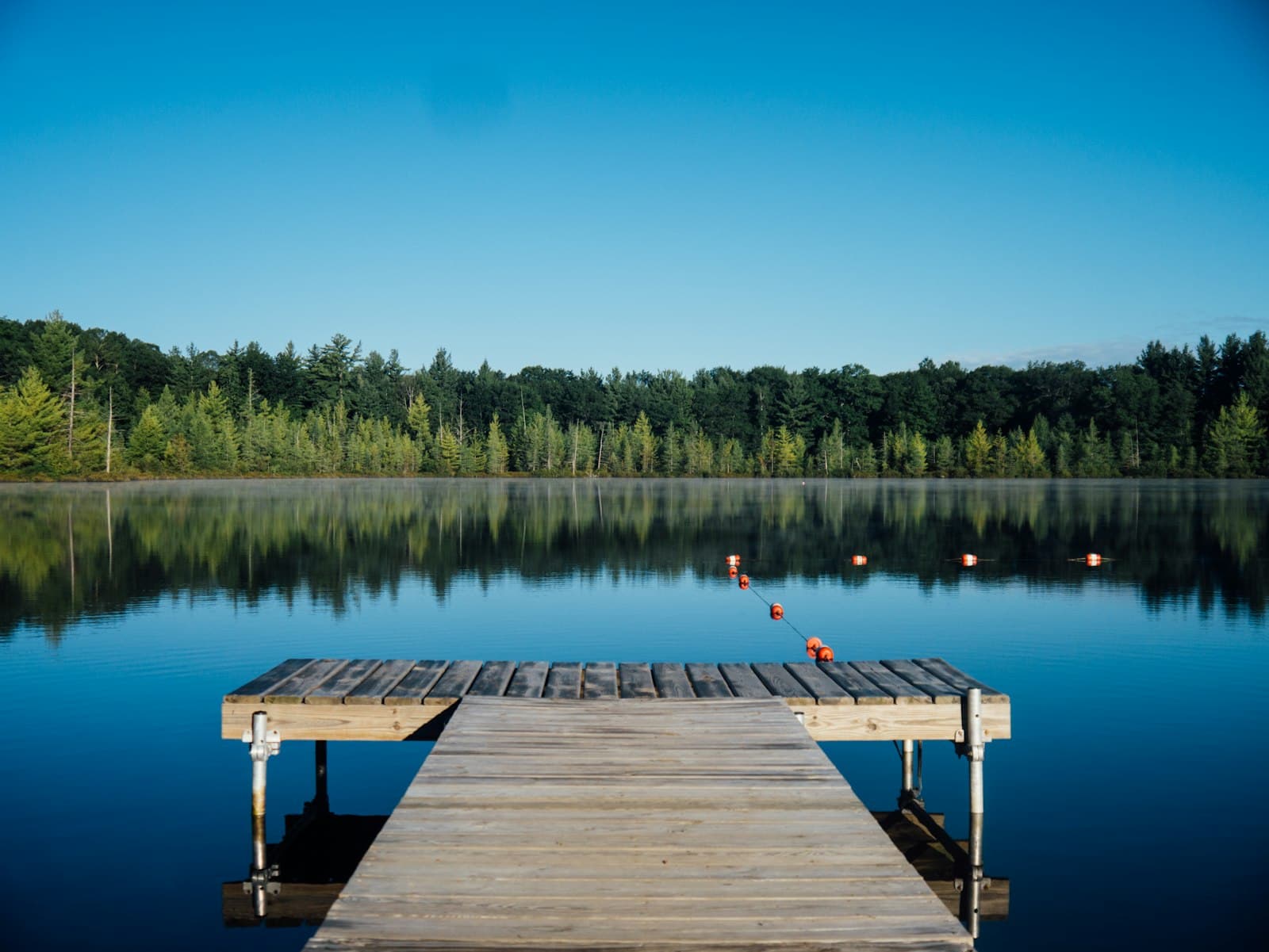 Holzsteg am ruhigen See — Atmosphäre am Starnberger See